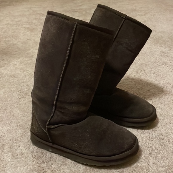 Brown Uggs in size 7. Good condition and ready for next owner. - Picture 2 of 5